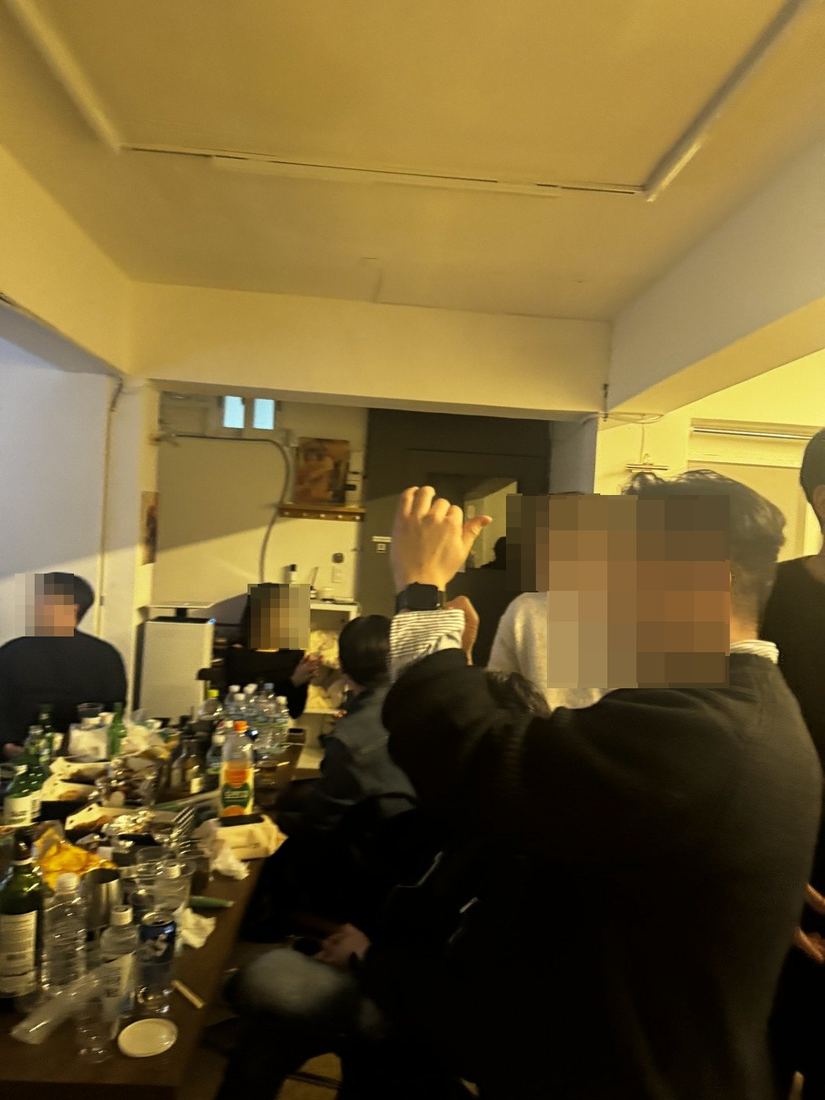 다 같이 손 들고 건배하는 모습