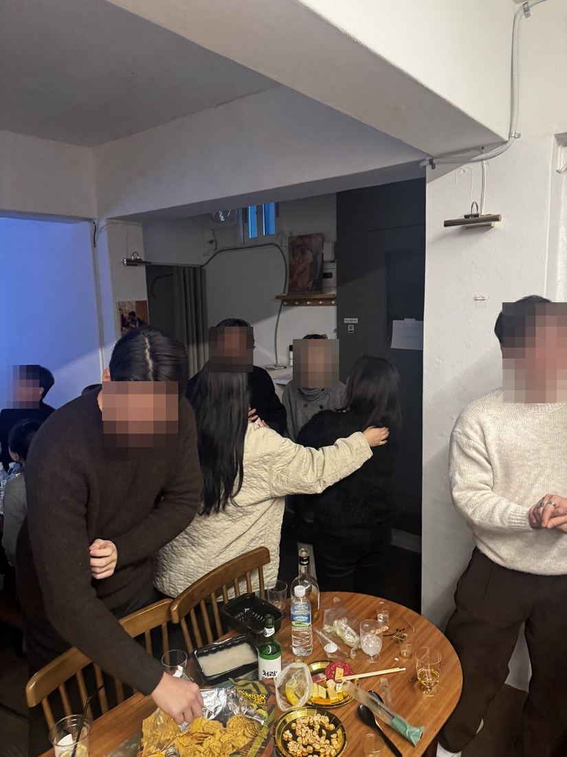 음악에 맞춰 춤추는 사람들