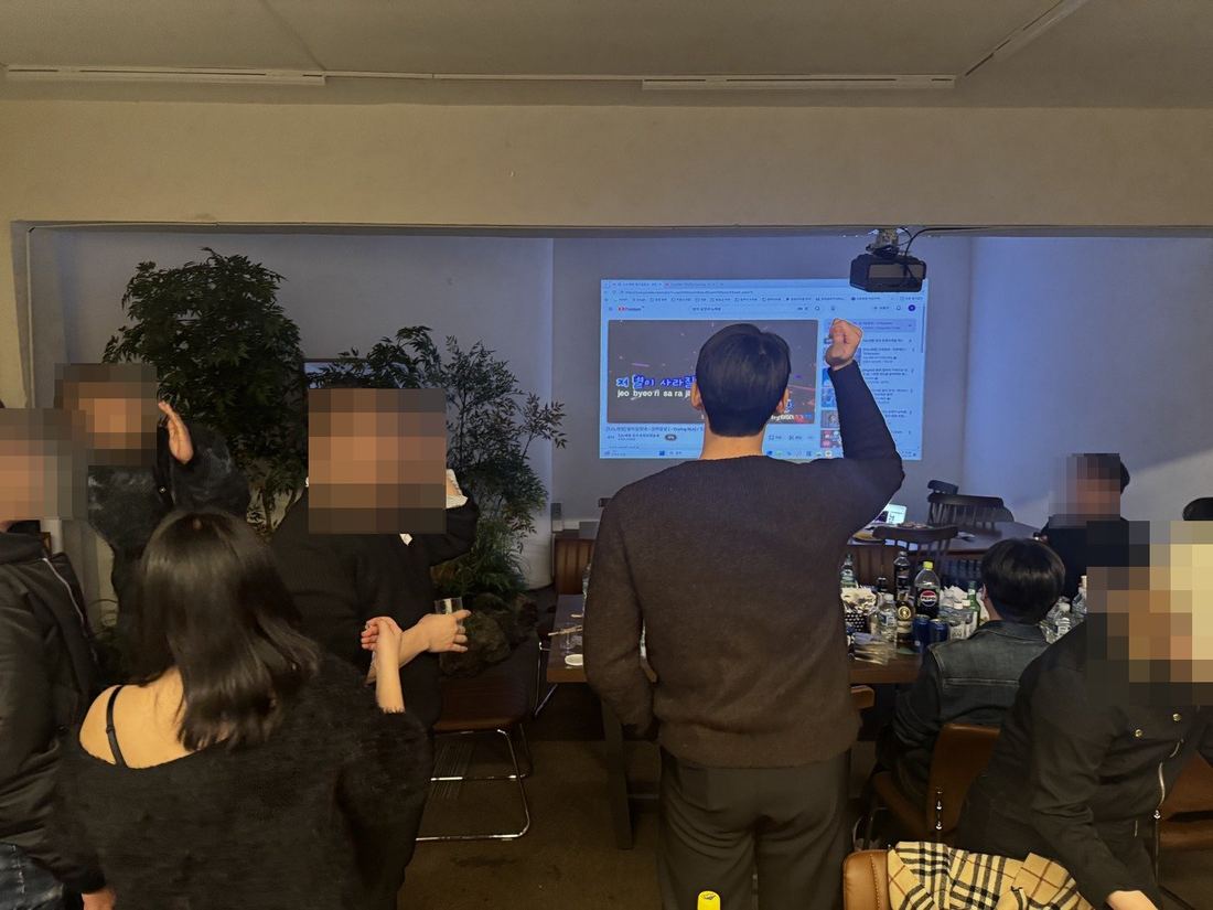화면 가사를 보며 노래하는 모습