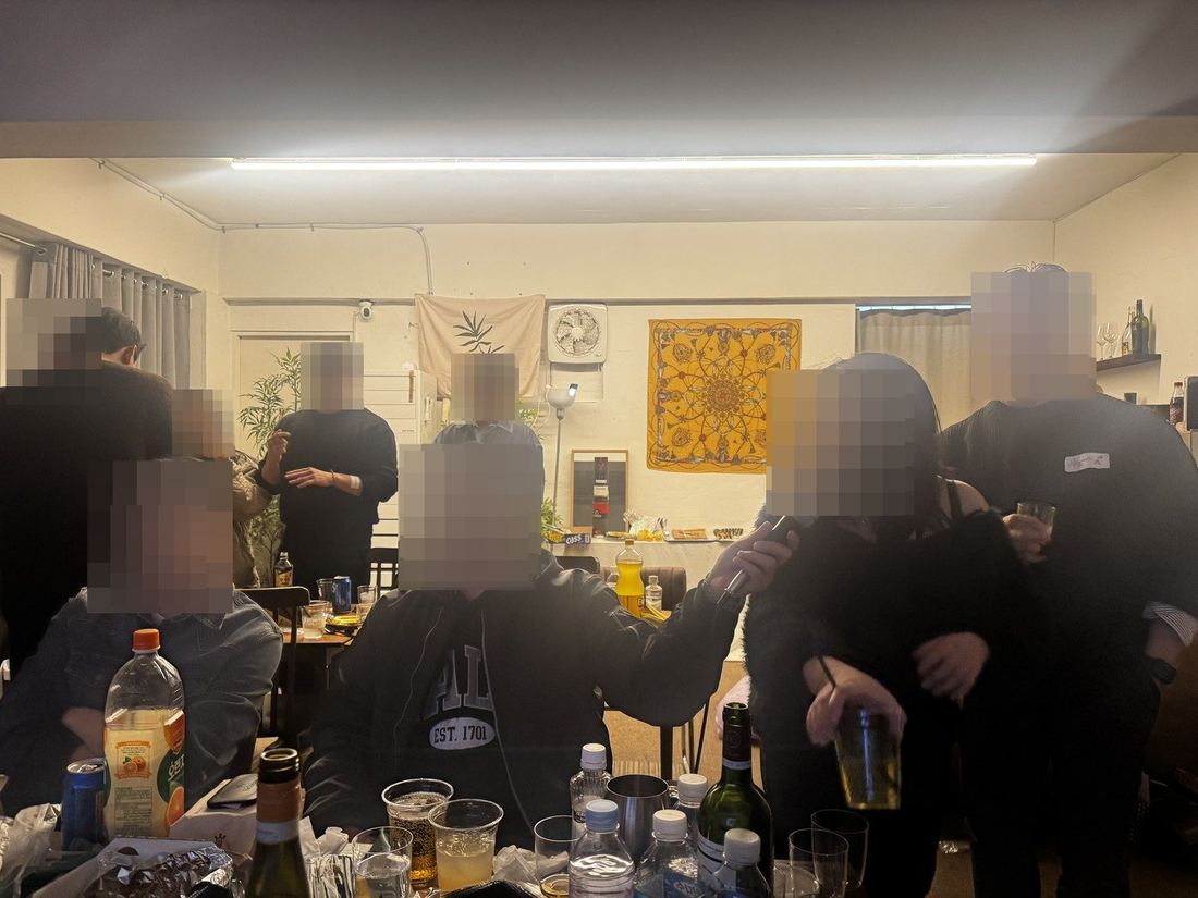 마이크 들고 다 같이 노는 모습