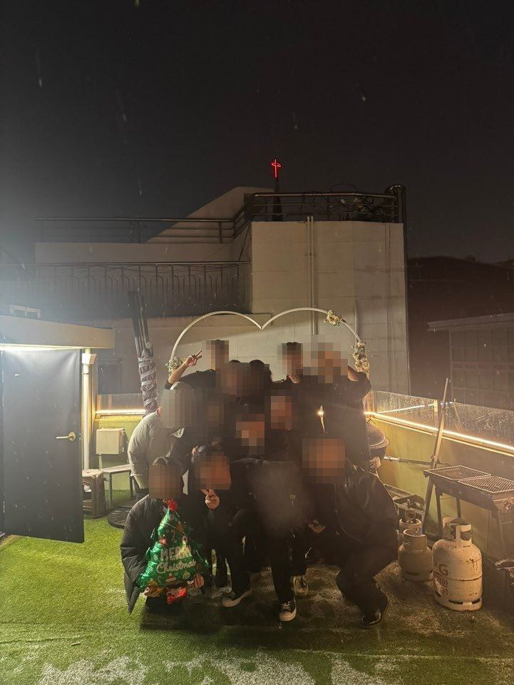 눈 오는 루프탑에서 찍은 단체 사진