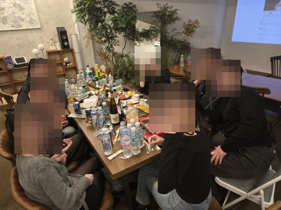 음료와 간식을 두고 이야기하는 사람들