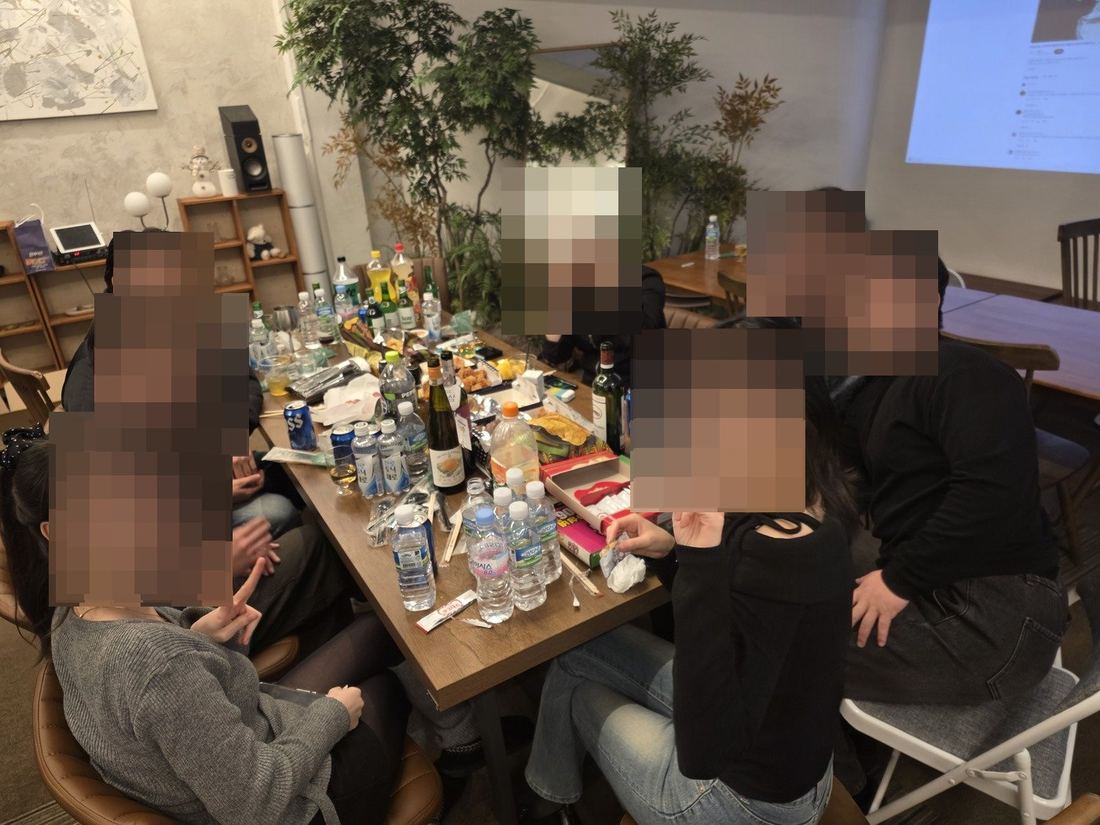 테이블에 모여 브이 하는 사람들